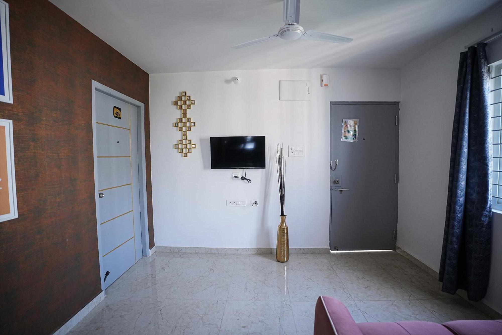 Yellow Bells Studios And Suites Gachibowli Zewnętrze zdjęcie