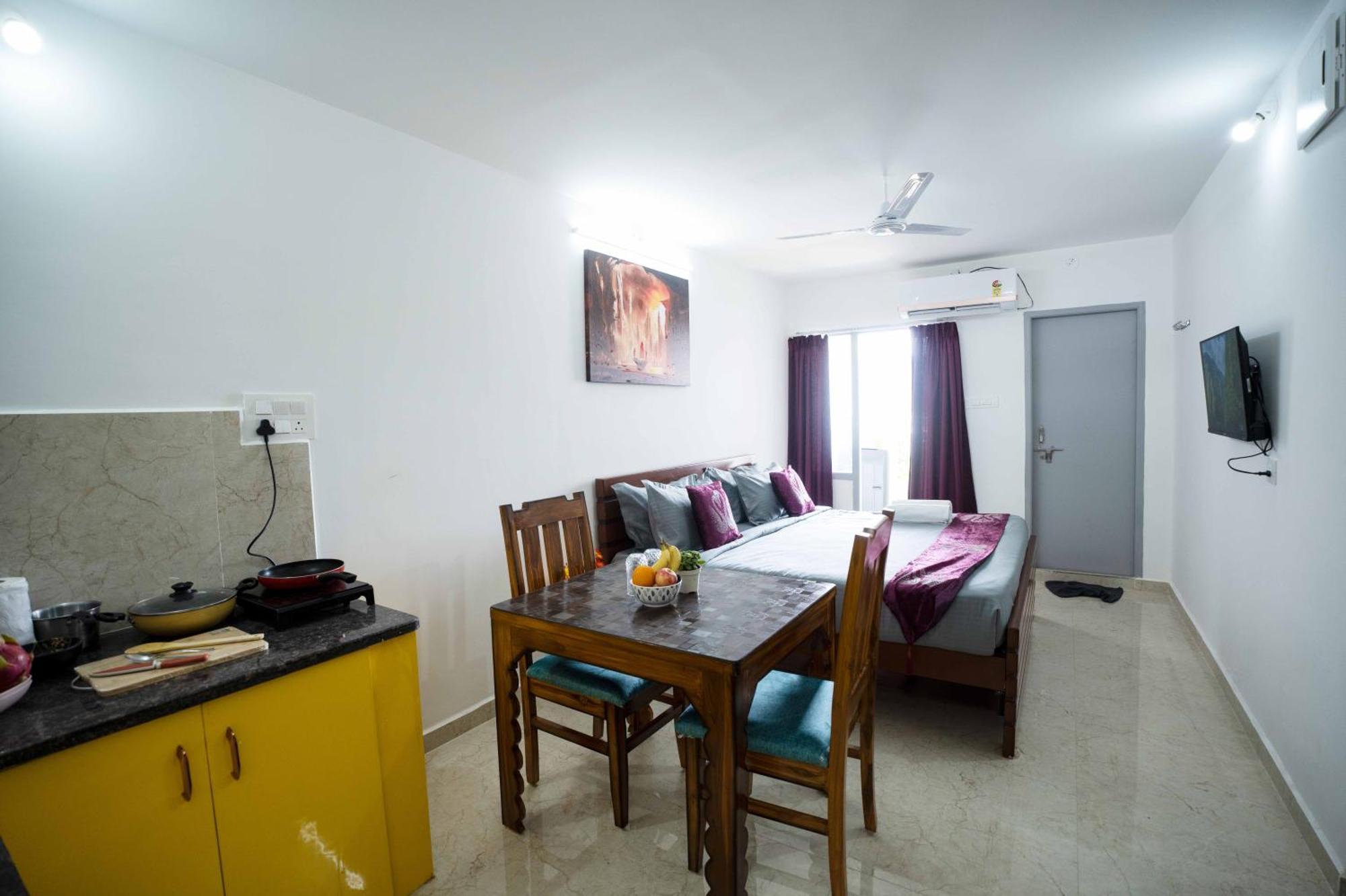 Yellow Bells Studios And Suites Gachibowli Zewnętrze zdjęcie