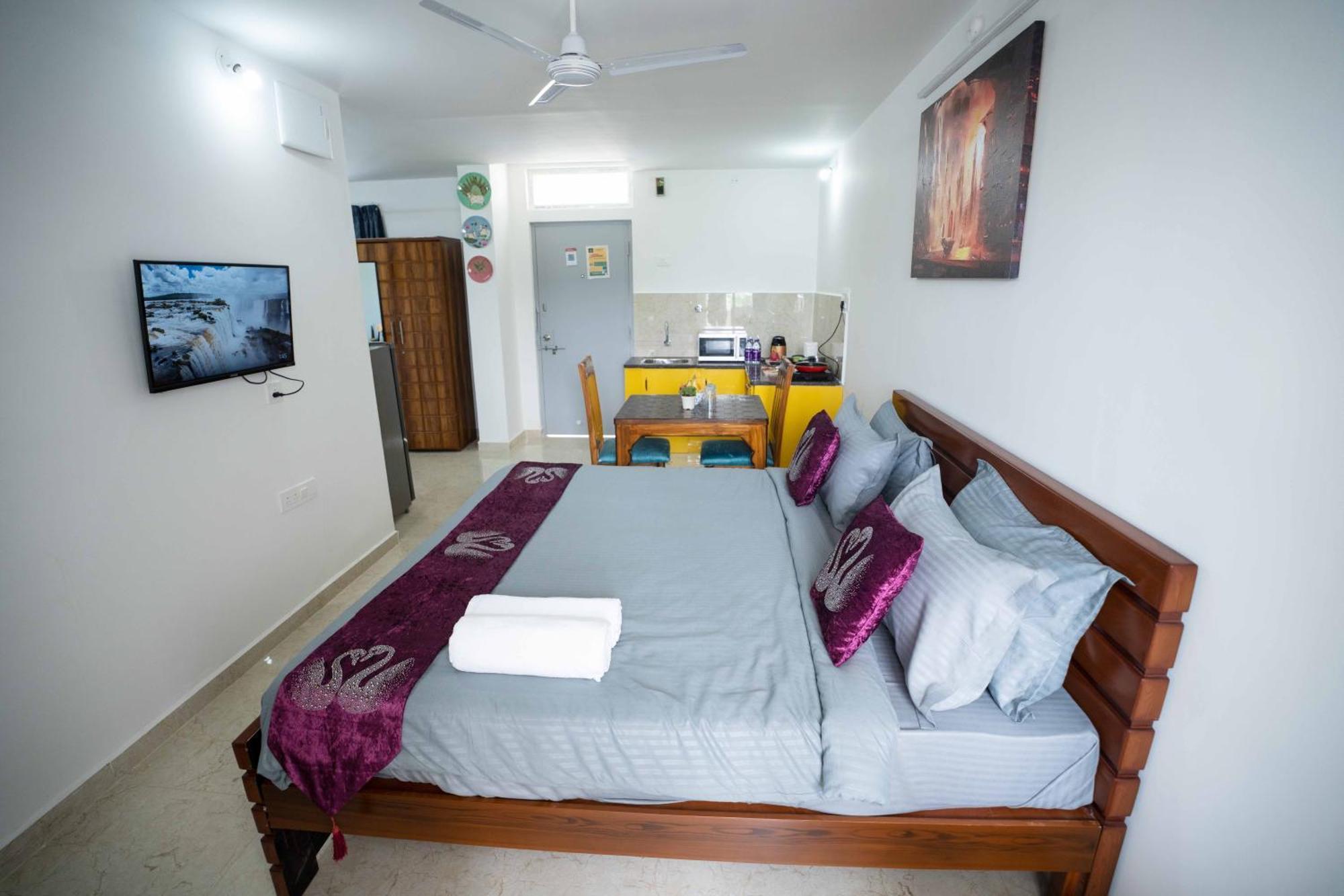 Yellow Bells Studios And Suites Gachibowli Zewnętrze zdjęcie