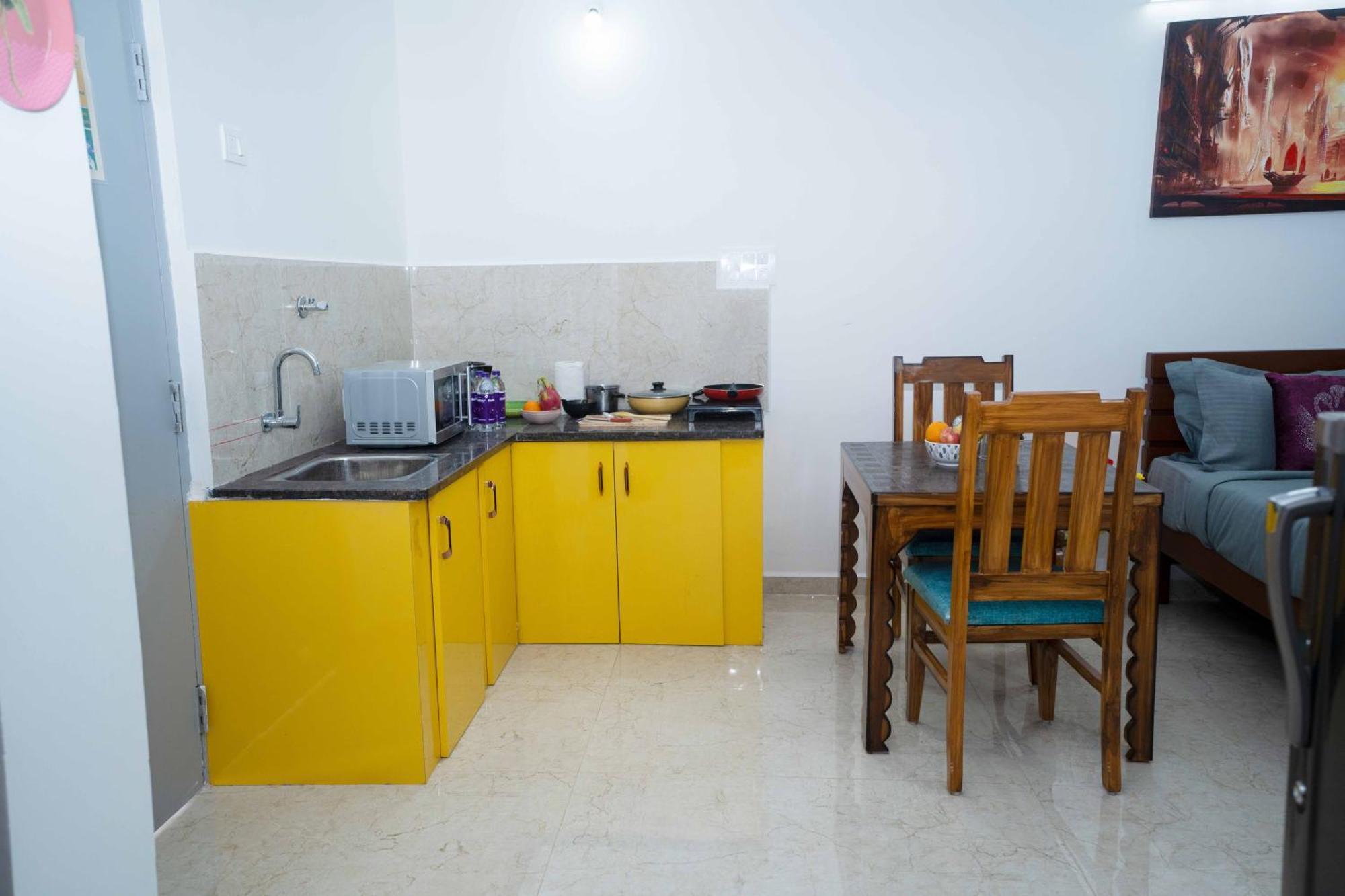 Yellow Bells Studios And Suites Gachibowli Zewnętrze zdjęcie