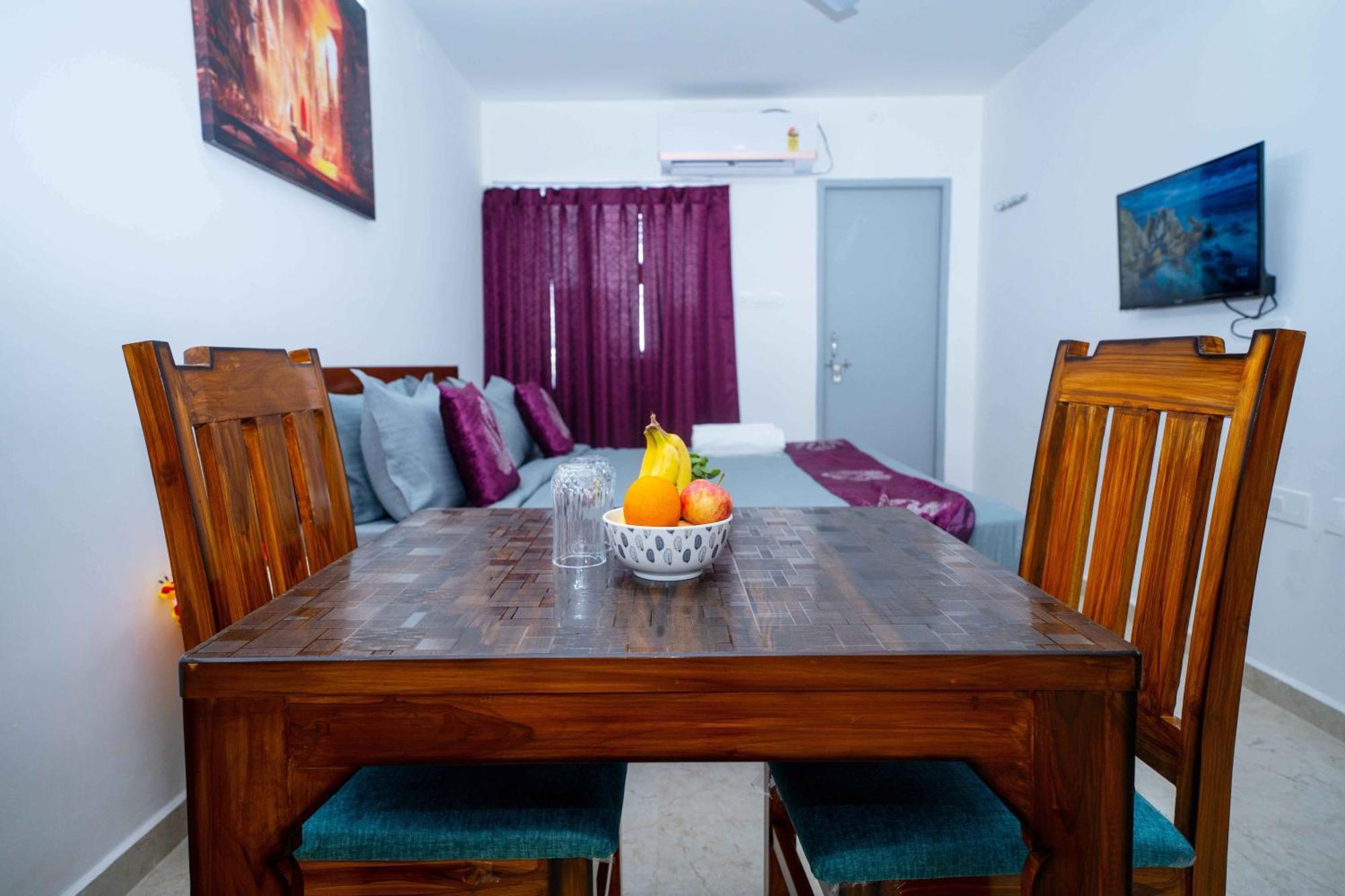 Yellow Bells Studios And Suites Gachibowli Zewnętrze zdjęcie