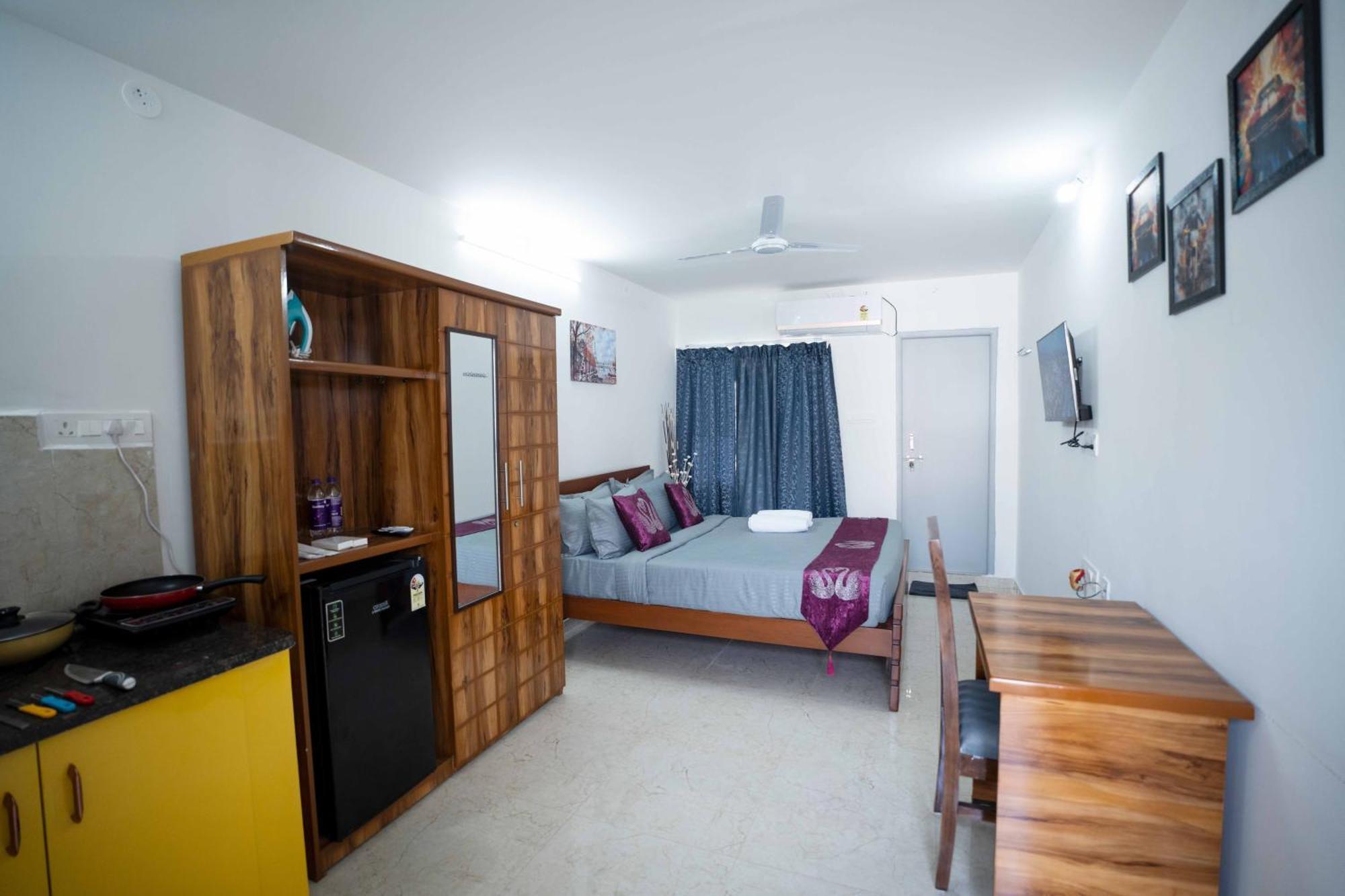 Yellow Bells Studios And Suites Gachibowli Zewnętrze zdjęcie