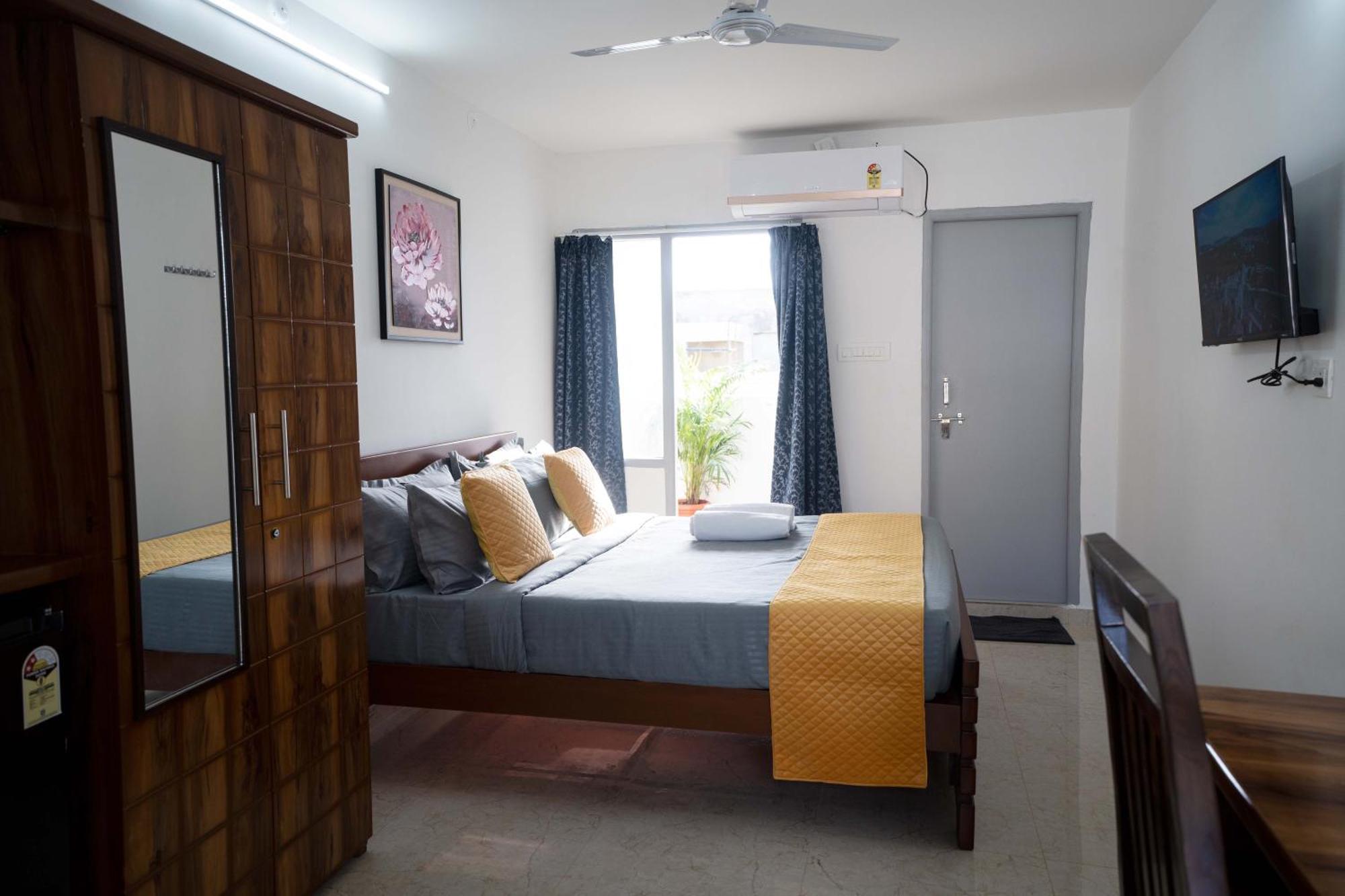 Yellow Bells Studios And Suites Gachibowli Zewnętrze zdjęcie
