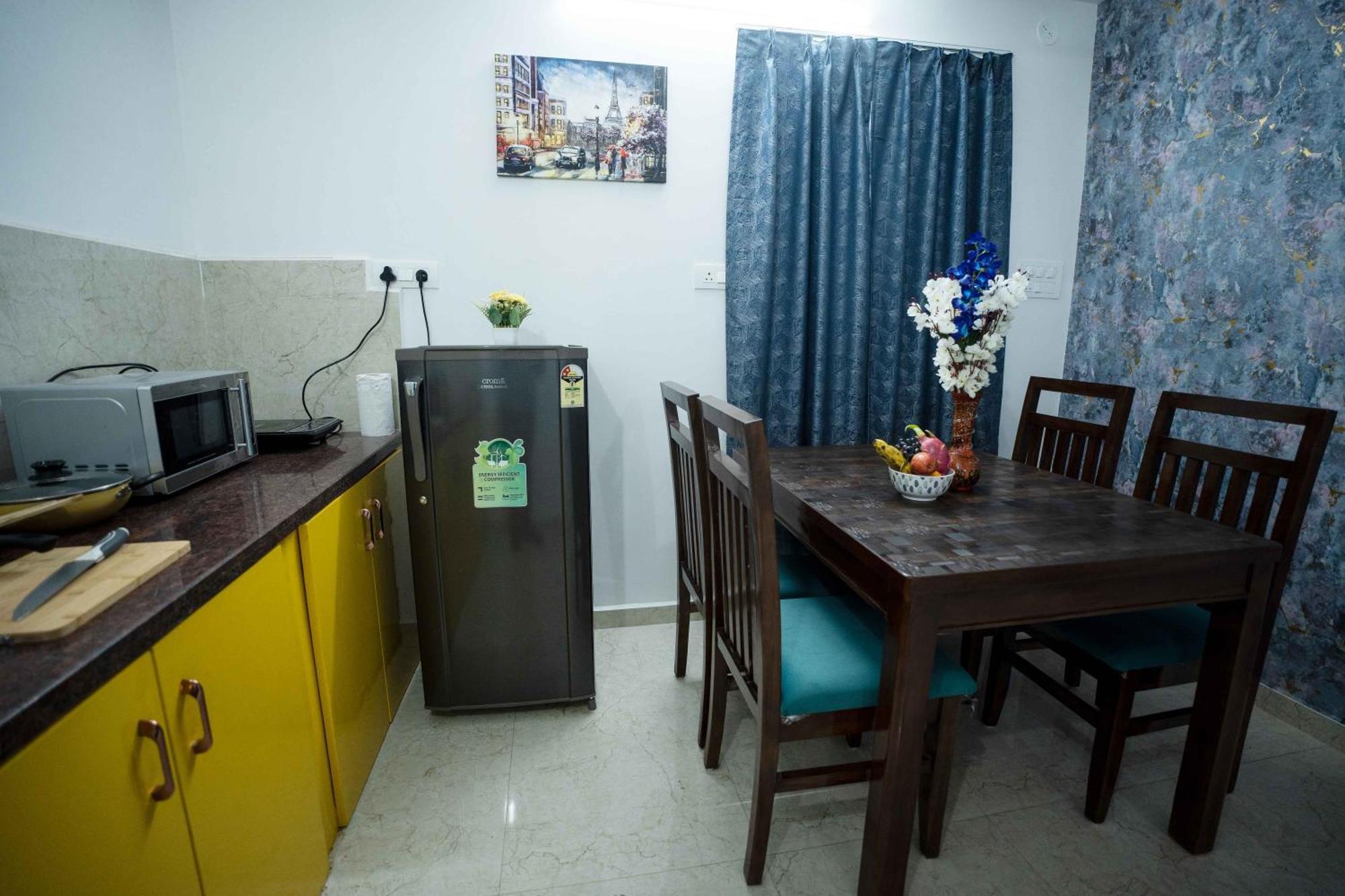 Yellow Bells Studios And Suites Gachibowli Zewnętrze zdjęcie