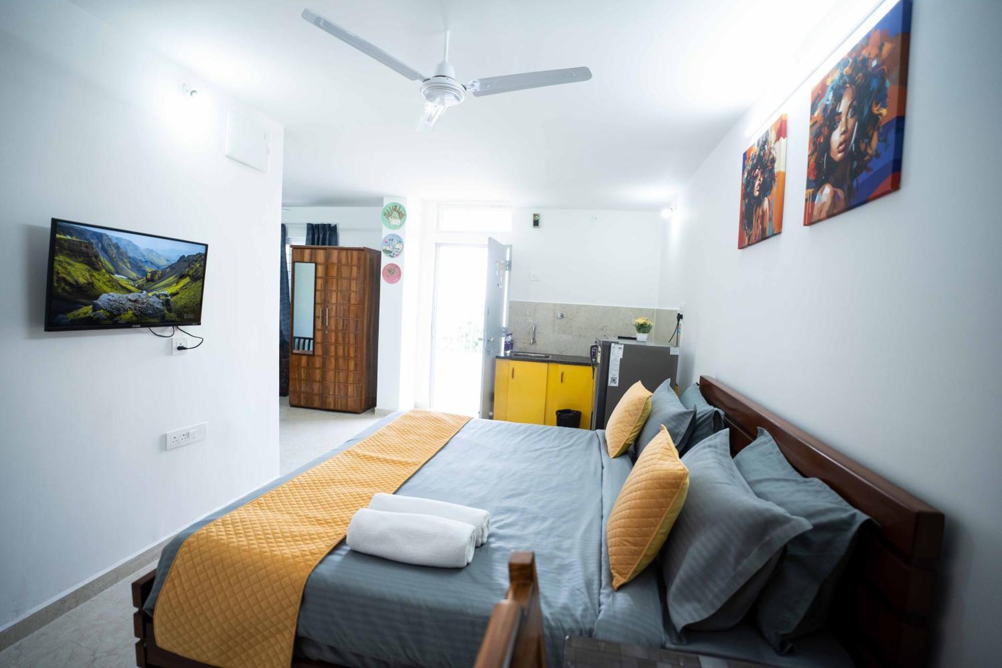Yellow Bells Studios And Suites Gachibowli Zewnętrze zdjęcie